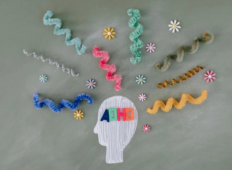 Illustration : une tête en papier entourée de spirales de laine colorées